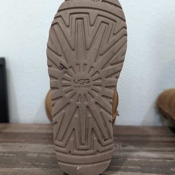 UGG Big Girls Bailey's Tall Boots with Three Bows, Sz 4, is a 6 in Women… - Picture 7 of 11